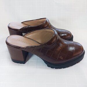 Aerosoles NWOT Faux Gator Clogs, Chunky Heels with Tread, Size 9
